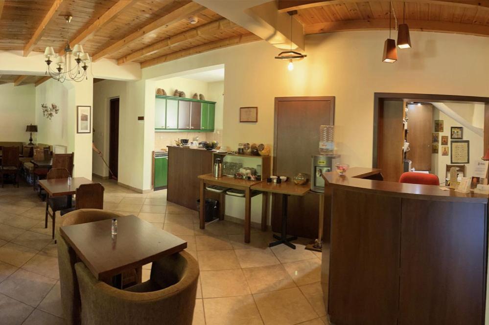 Guesthouse Teloni วิตีนา ภายนอก รูปภาพ
