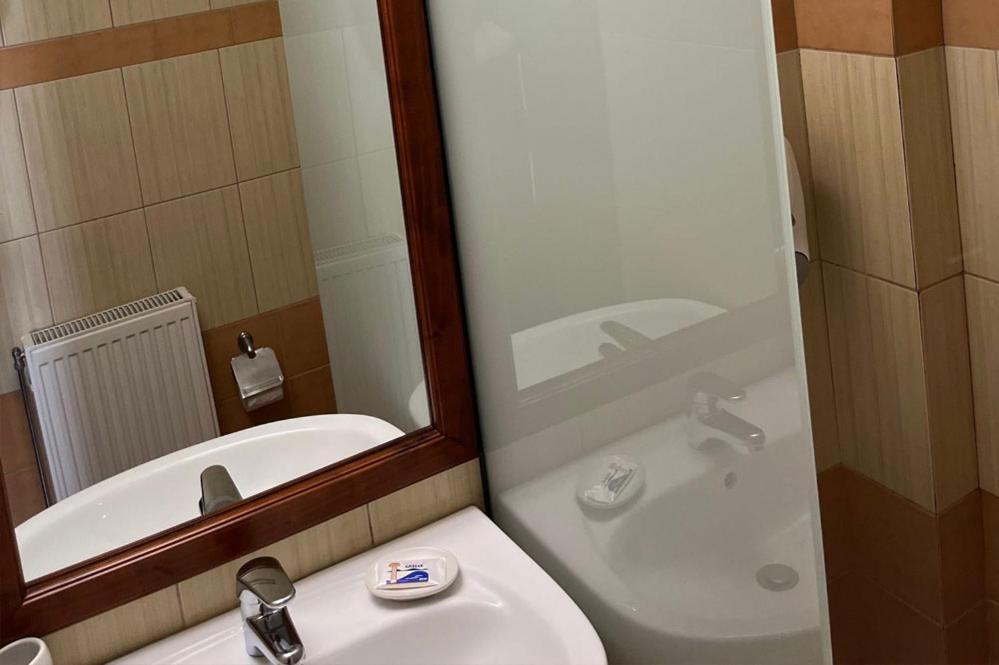 Guesthouse Teloni วิตีนา ภายนอก รูปภาพ